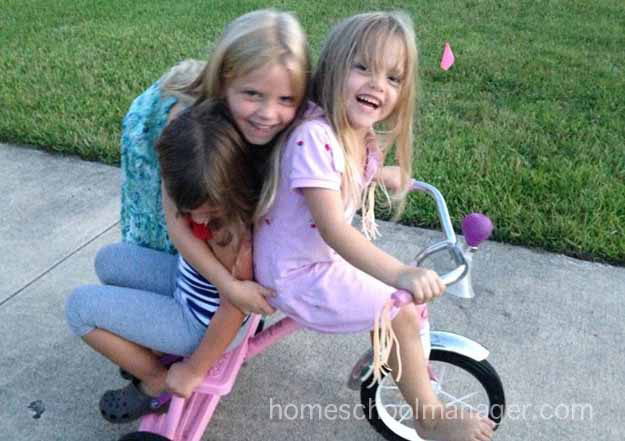 10 Creative Ways to Keep Littles Busy During Homeschool